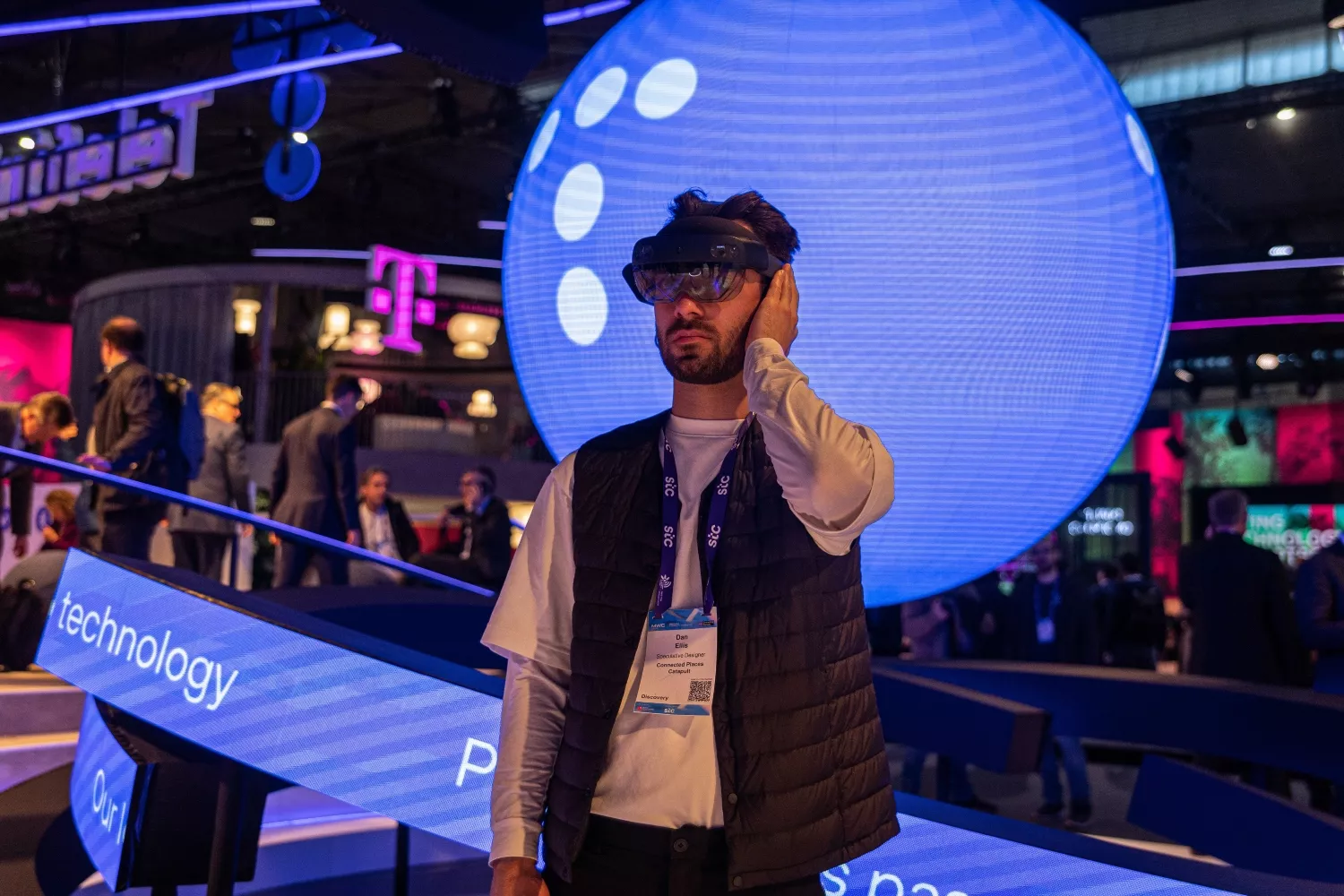 Un visitante lleva gafas de realidad virtual durante el Mobile World Congress (MWC) / Axel Miranda - EP