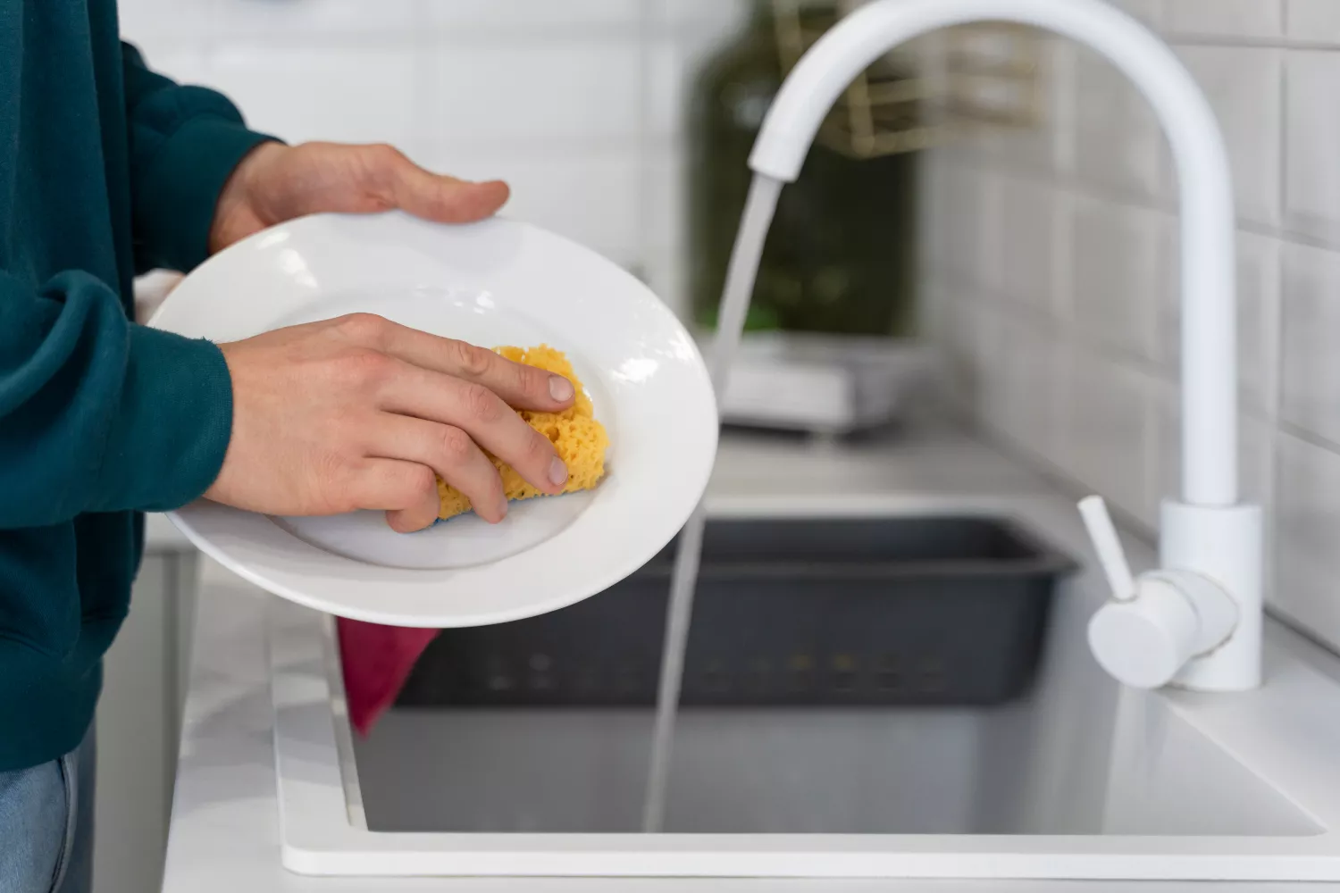 Una persona se dedica a fregar los platos con el lavavajillas de Aldi / FREEPIK Una persona se dedica a fregar los platos con el lavavajillas de Aldi / FREEPIK