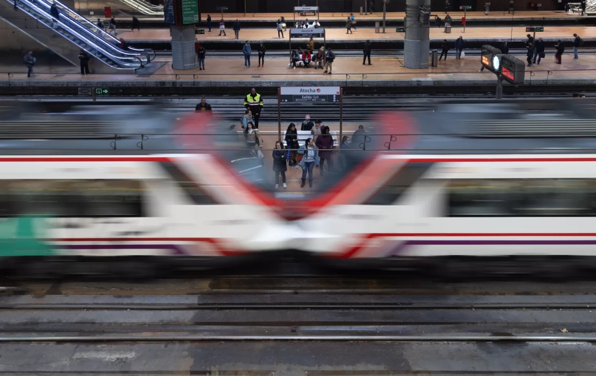 Un tren de Renfe en la estación de Atocha-Almudena Grandes / Eduardo Parra - EP Un tren de Renfe en la estación de Atocha-Almudena Grandes / Eduardo Parra - EP