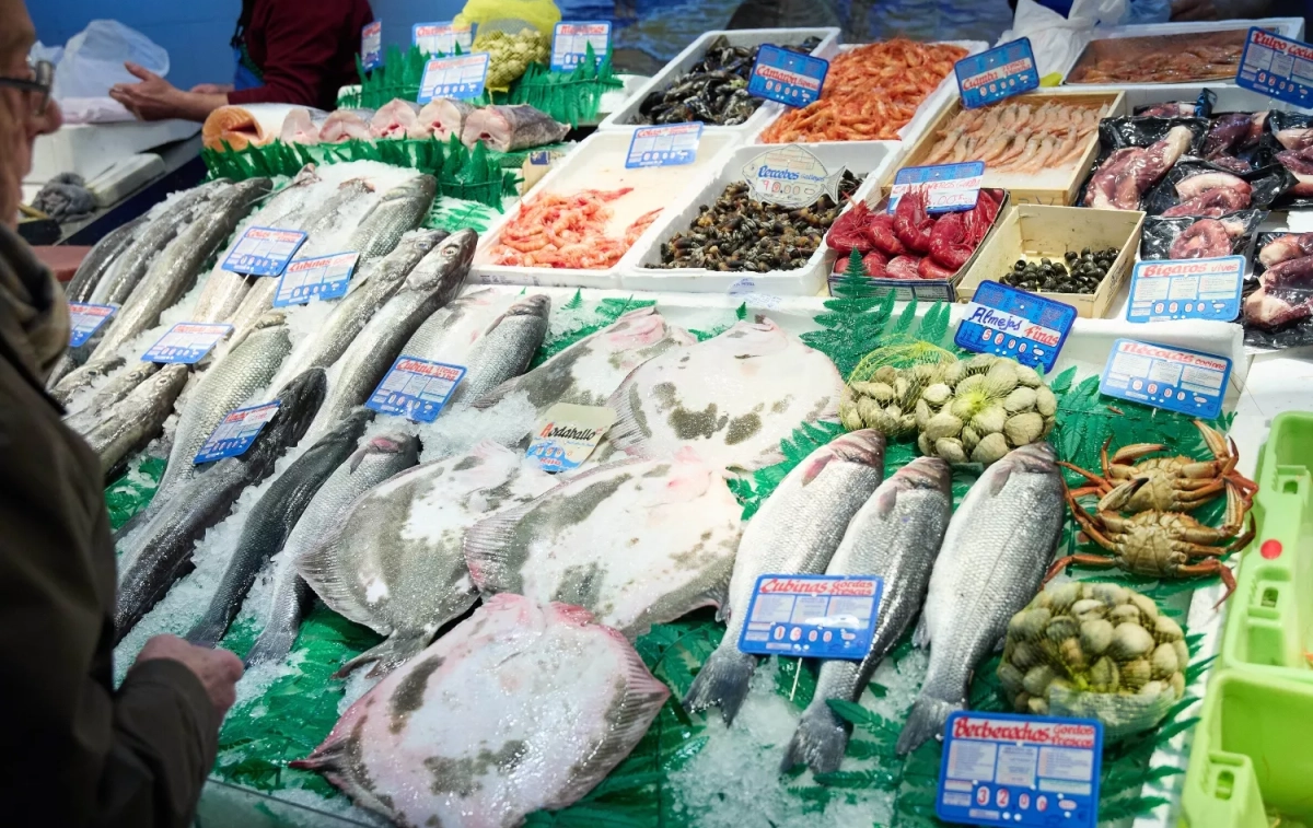 Una pescadería con diferentes pescados y mariscos / EP