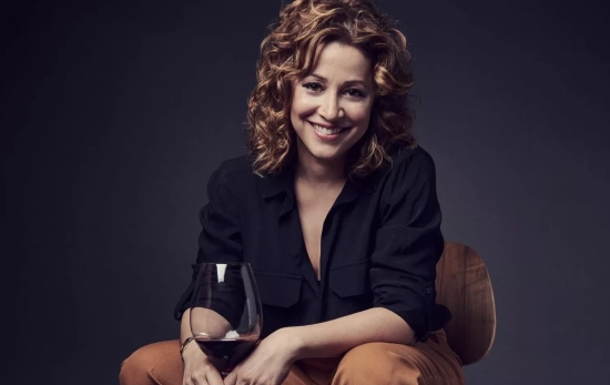 La enóloga Almudena Alberca, Master of Wine, con una copa de vino tinto / Bodega Entrecanales Domecq e Hijos La enóloga Almudena Alberca, Master of Wine, con una copa de vino tinto / Bodega Entrecanales Domecq e Hijos