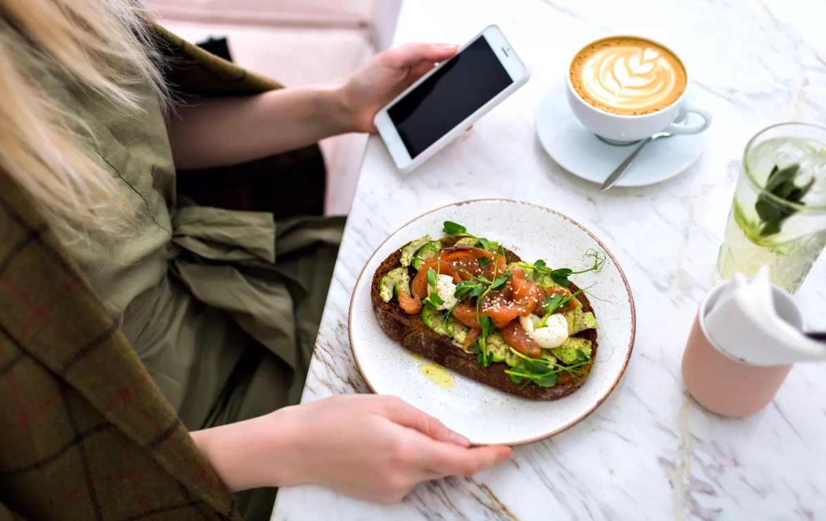 Una persona con una tostada en un brunch / FREEPIK - @haritanita Una persona con una tostada en un brunch / FREEPIK - @haritanita