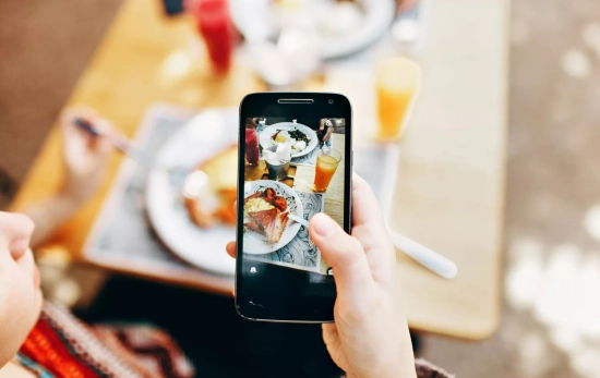 Una persona fotografía su desayuno en una cafetería similar a Brunch&Cake / PEXELS