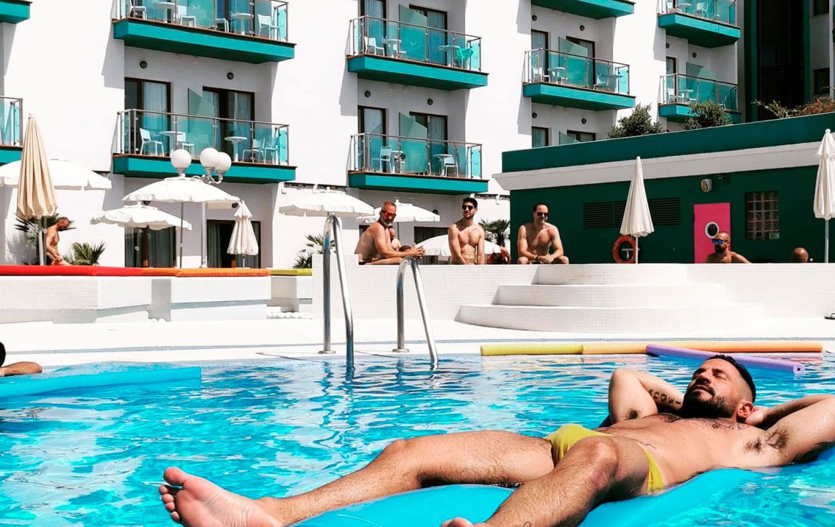 Cliente tomando el sol en la piscina del hotel Ritual/ FACEBOOK
