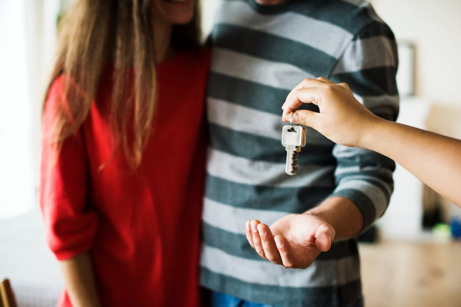 Una pareja compra una vivienda / FREEPIK