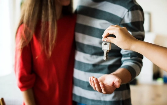 Una pareja compra una vivienda / FREEPIK Una pareja compra una vivienda / FREEPIK