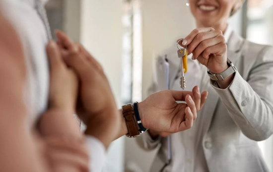 Una persona compra una casa / FREEPIK