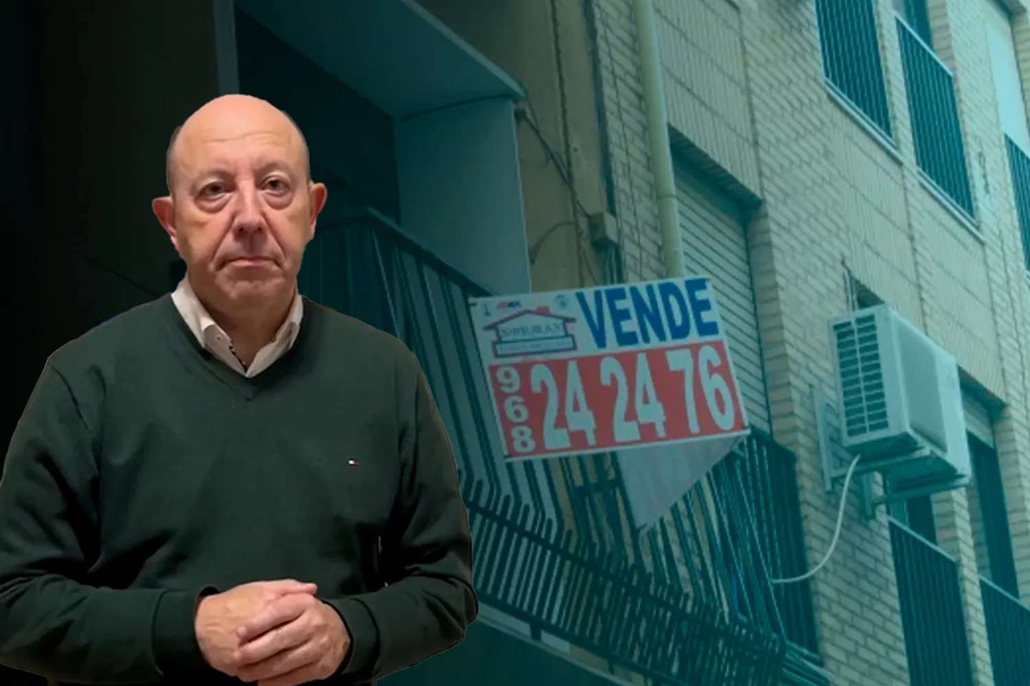El economista Gonzalo Bernardos con un cartel de una vivienda que se vende / CONSUMIDOR GLOBAL