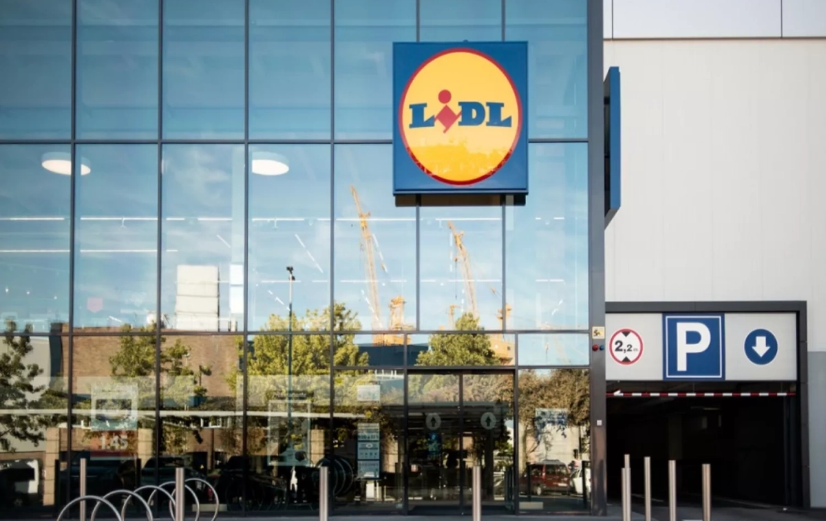 Un supermercado Lidl y la entrada al aparcamiento / LIDL Un supermercado Lidl y la entrada al aparcamiento / LIDL
