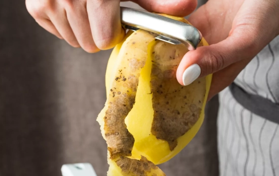 Una persona pela patatas / FREEPIK Una persona pela patatas / FREEPIK