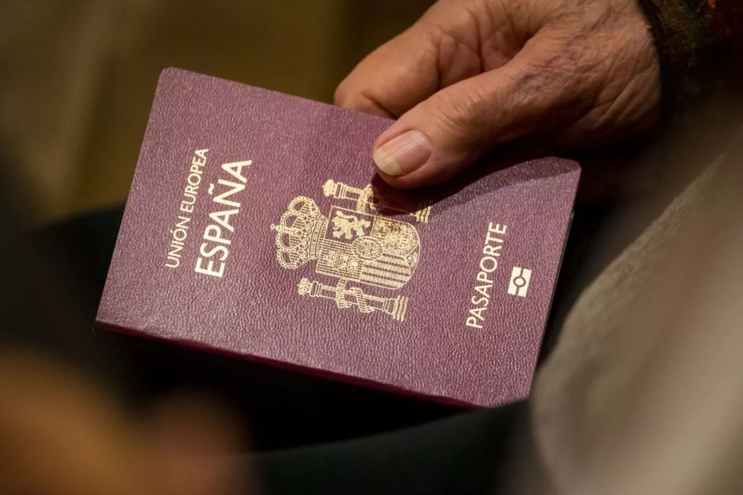 Un pasaporte español   Miguel Gutiérrez   EFE