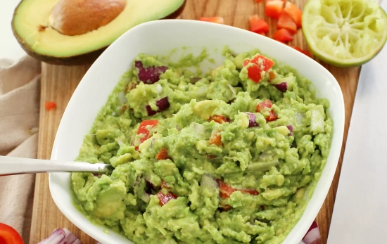 Una salsa de guacamole casera, más sana que la de supermercado / FREEPIK - @Racool_studio Una salsa de guacamole casera, más sana que la de supermercado / FREEPIK - @Racool_studio