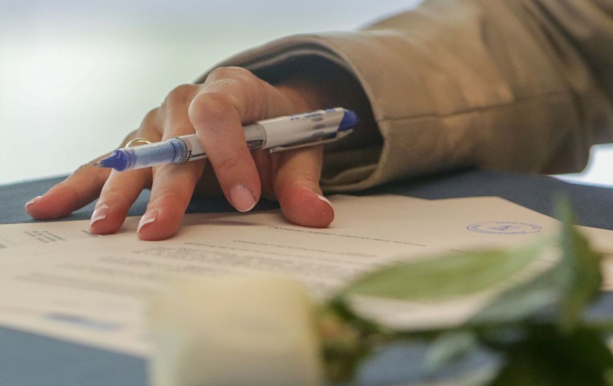 Una persona firma su testamento ante notario / EP