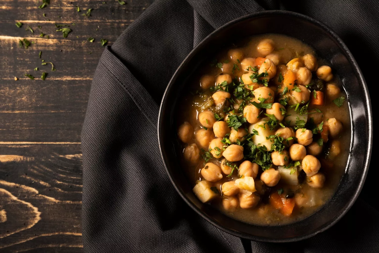 Un guiso de garbanzos precocinado   FREEPIK