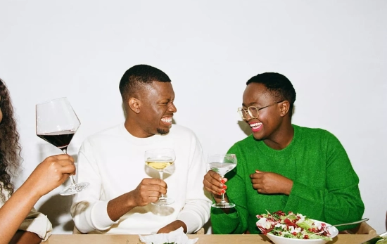 Dos hombres charlan en una cena organizada por la app que junta desconocidos, Timeleft / TIMELEFT