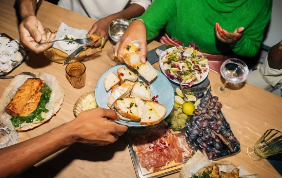 Una reunión en Navidad con varios alimentos calóricos / TIMELEFT Una reunión en Navidad con varios alimentos calóricos / TIMELEFT