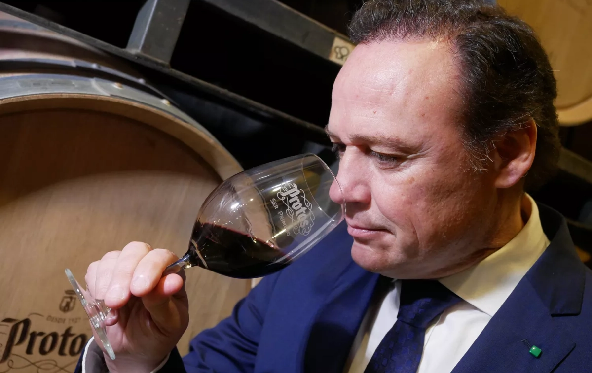 El CEO de Protos, Carlos Villar, oliendo un vino de su bodega / CEDIDA