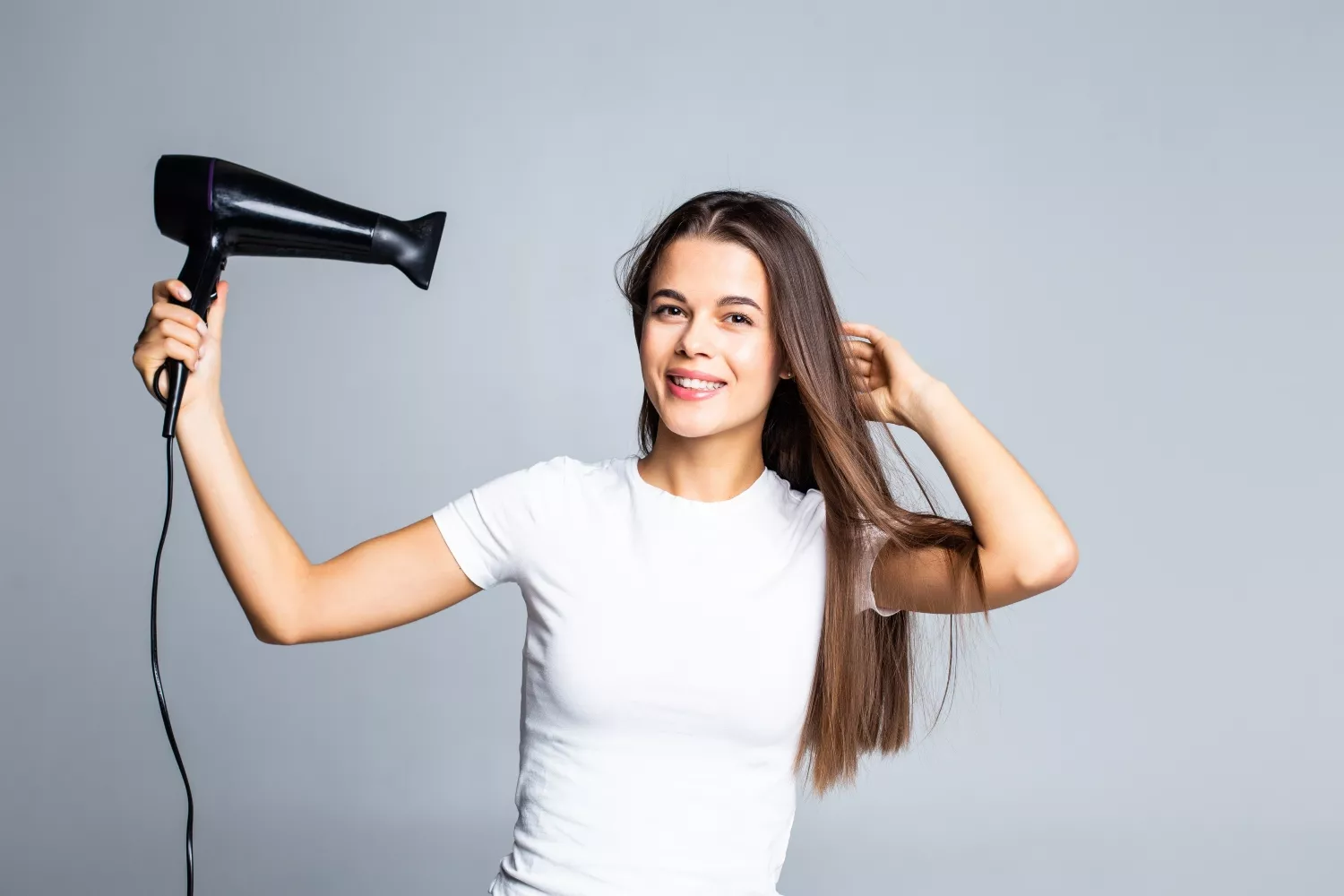 Una persona se seca el pelo / FREEPIK Una persona se seca el pelo / FREEPIK