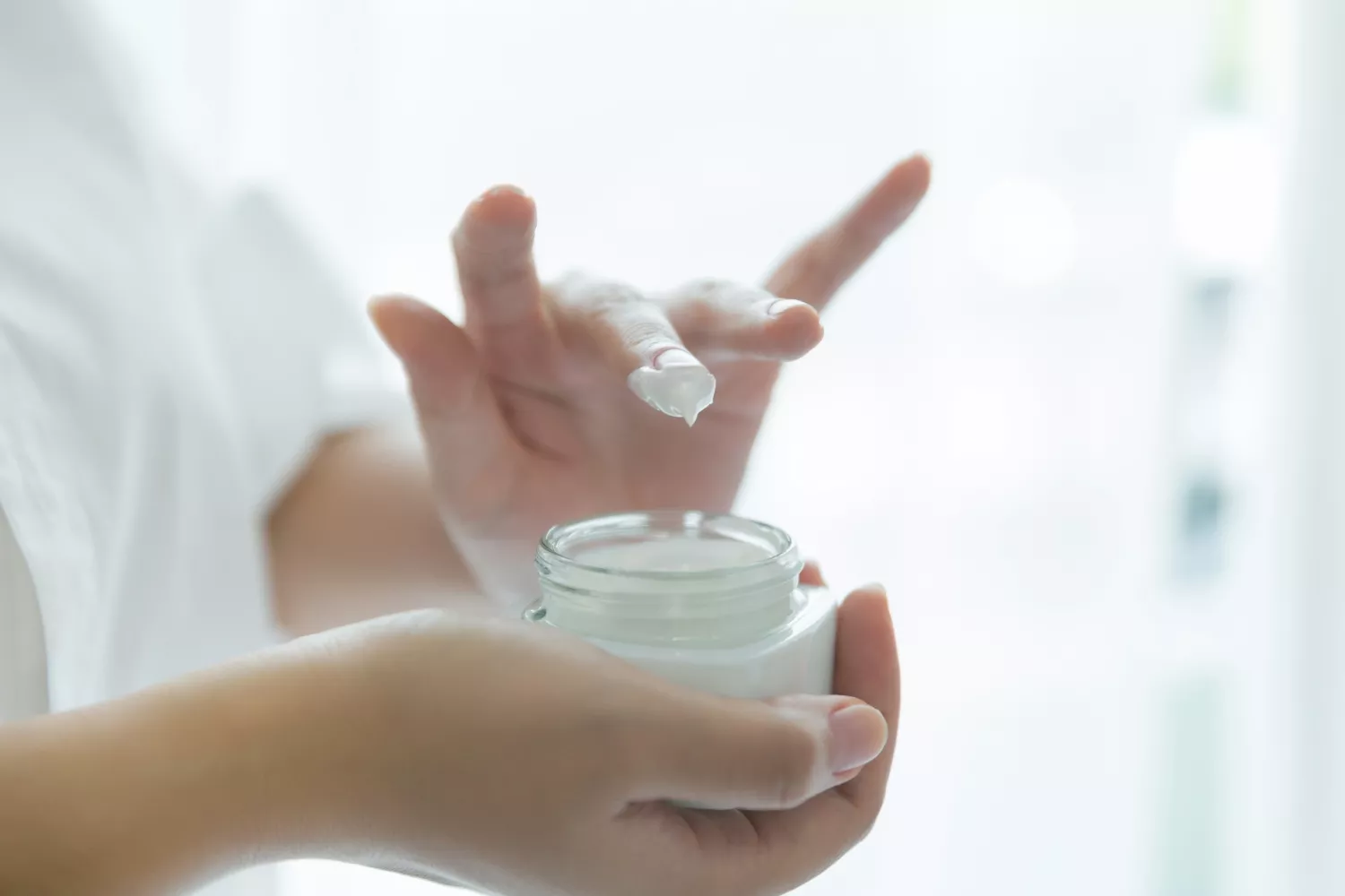 Una persona revisa si su cosmético está caducado/ FREEPIK
