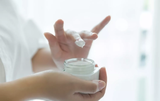 Una persona revisa si su cosmético está caducado/ FREEPIK Una persona revisa si su cosmético está caducado/ FREEPIK