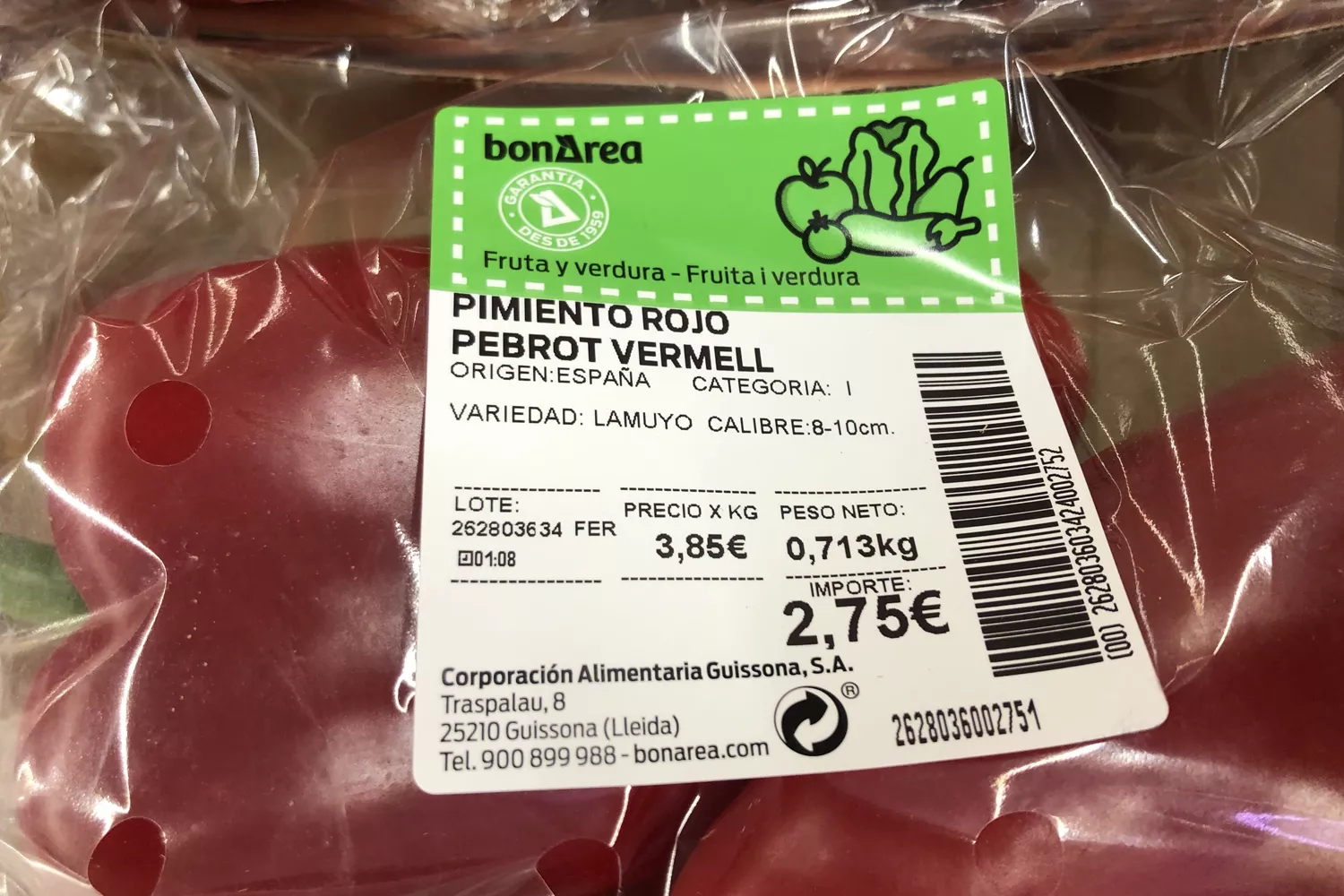 Pimiento rojo envuelto en plástico, una de las verduras a la venta en BonÀrea / TC