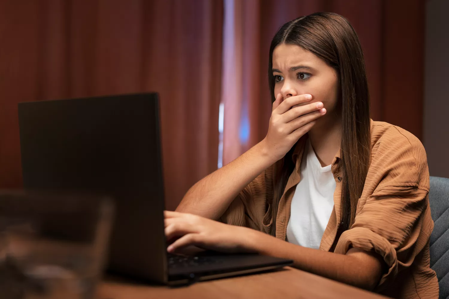 Una chica recibe por email una multa de la DGT que resulta ser una estafa / FREEPIK