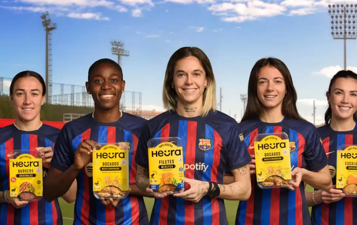 Jugadoras del FC Barcelona Femenino con productos de Heura Foods en un acto publicitario / FC BARCELONA