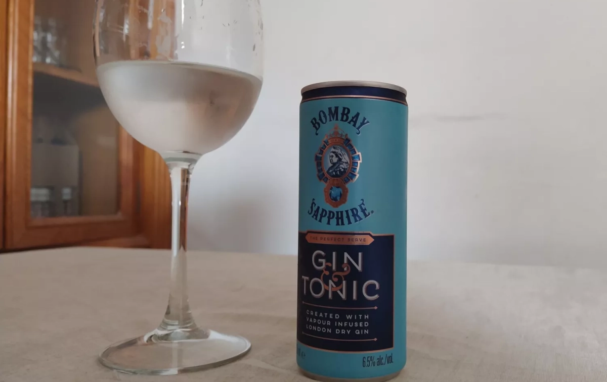 La lata de Bombay Sapphire y una copa con su gin-tonic / ALBERTO ROSA