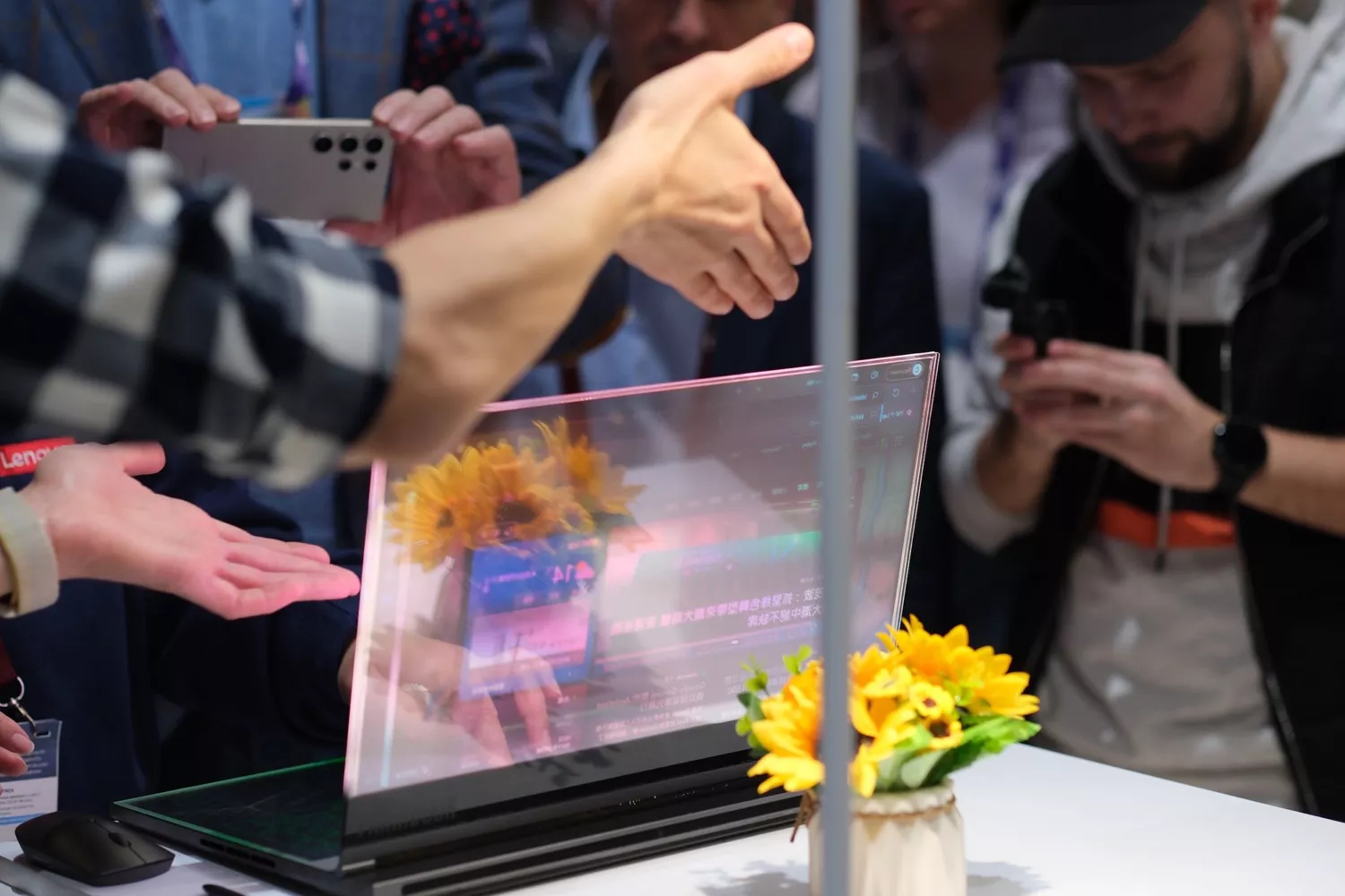 Lenovo presenta el portátil transparente en el Mobile World Congress 2024 / SIMÓN SÁNCHEZ - CG