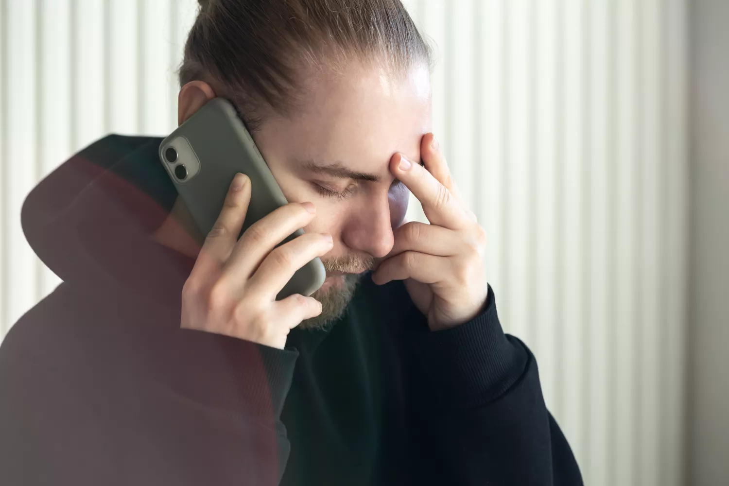  Una víctima de quishing intenta contactar con su banco por teléfono / FREEPIK