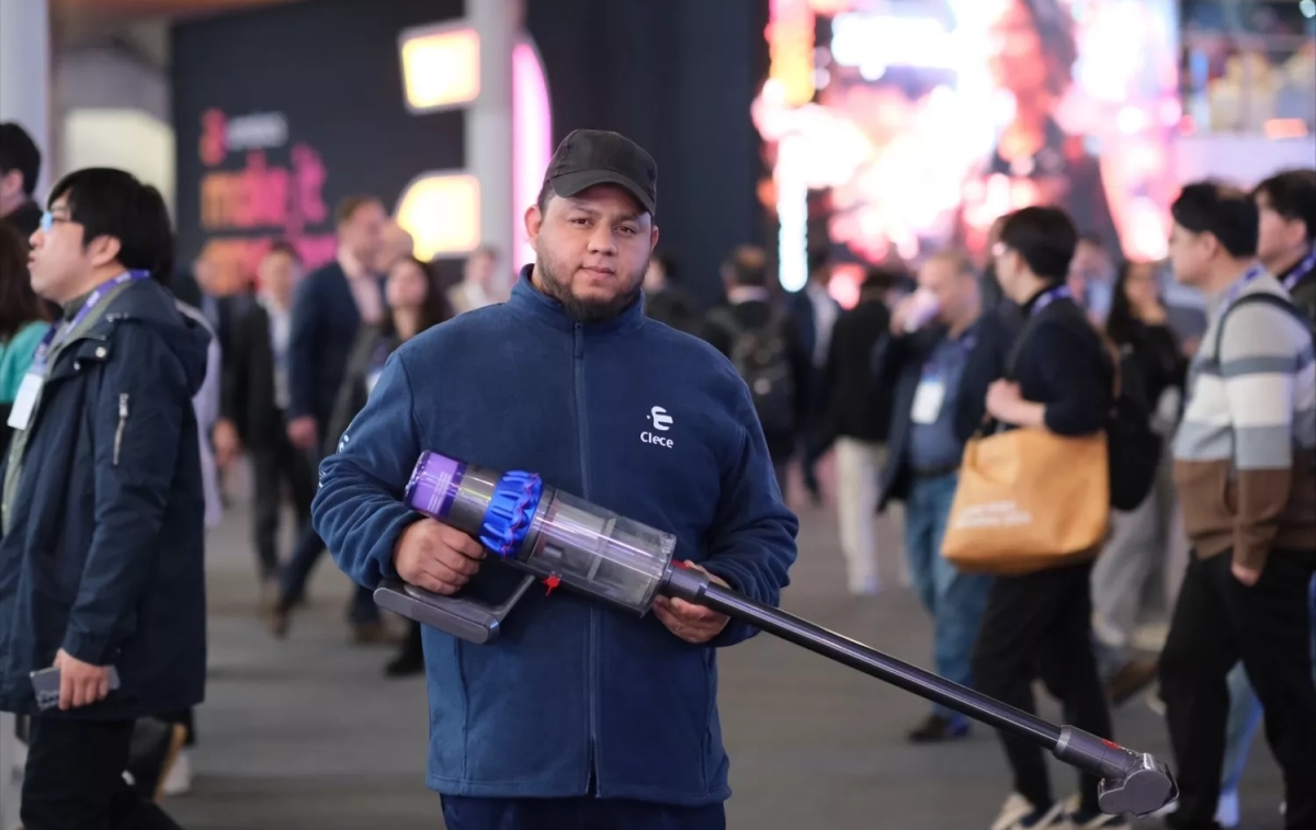 Un empleado de Clece limpia con la aspiradora Dyson en el Mobile World Congress / SIMÓN SÁNCHEZ (CG) Un empleado de Clece limpia con la aspiradora Dyson en el Mobile World Congress / SIMÓN SÁNCHEZ (CG)