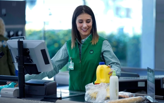 Una cajera de Mercadona / MERCADONA Una cajera de Mercadona / MERCADONA