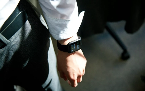 Una persona tiene un reloj inteligente que supuestamente mide la glucosa de la sangre / UNSPLASH Una persona tiene un reloj inteligente que supuestamente mide la glucosa de la sangre / UNSPLASH
