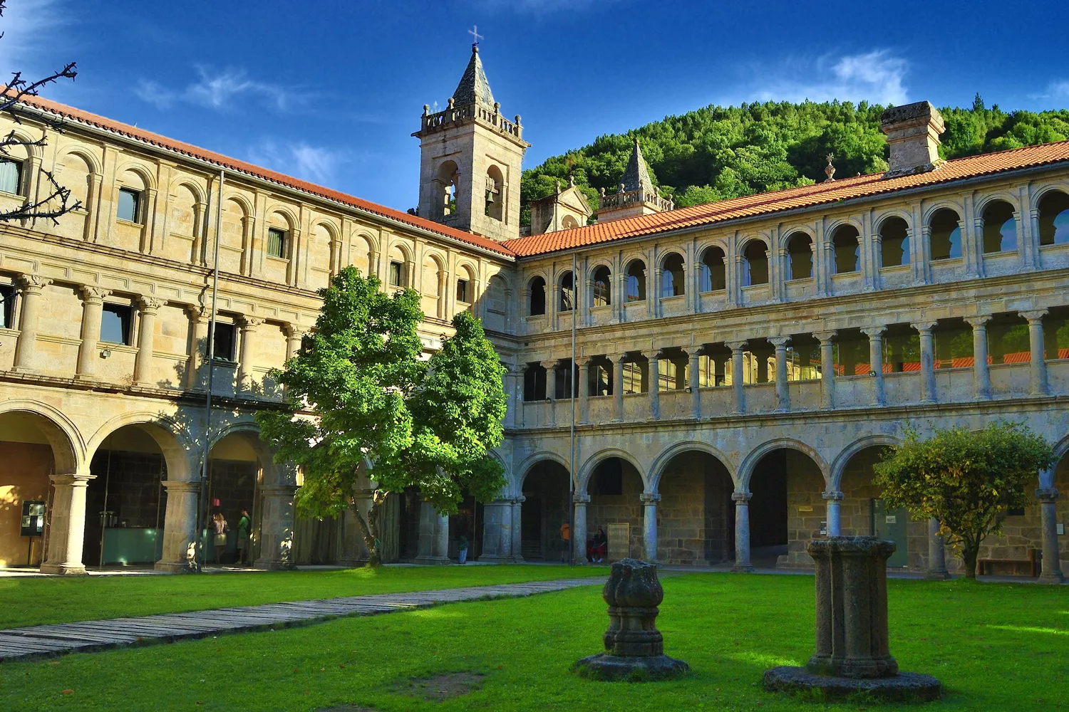 El claustro de la Portería en el Parador de Santo Estevo, en Ourense, uno de los Paradores más bellos / WIKIPEDIA
