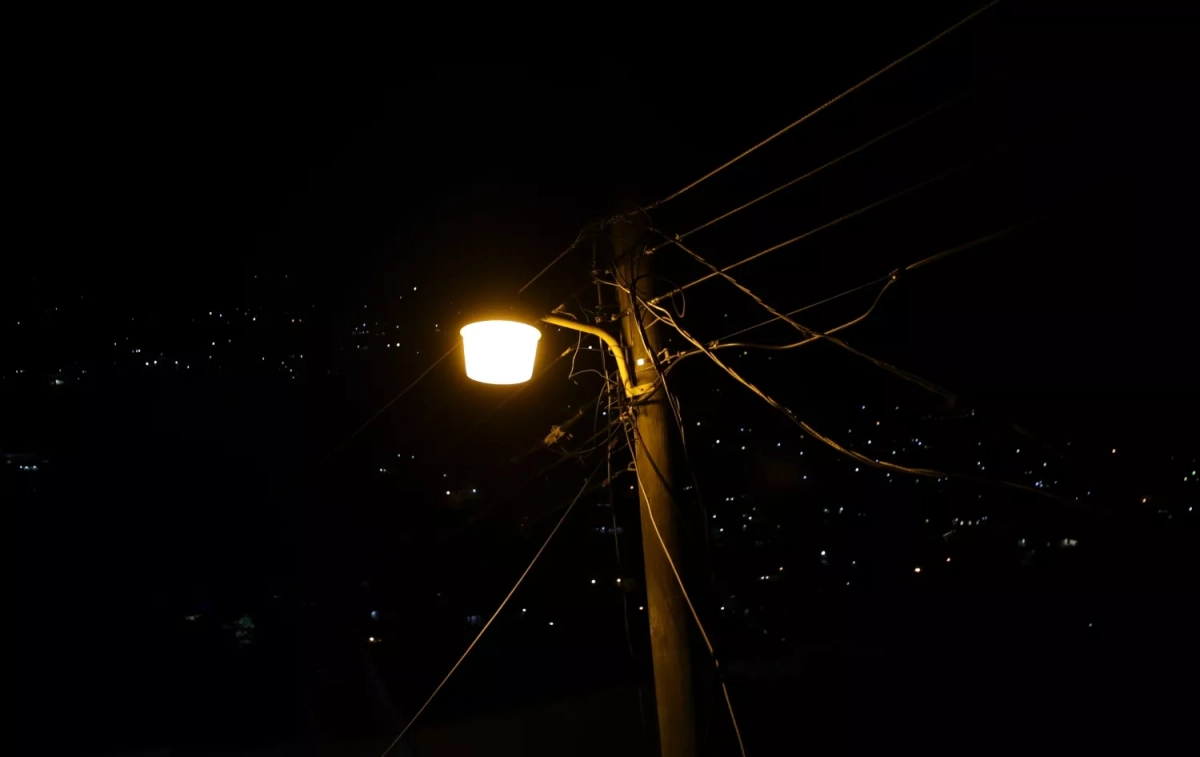 Fotografía de un poste del alumbrado publico que da luz / Gustavo Amador - EFE