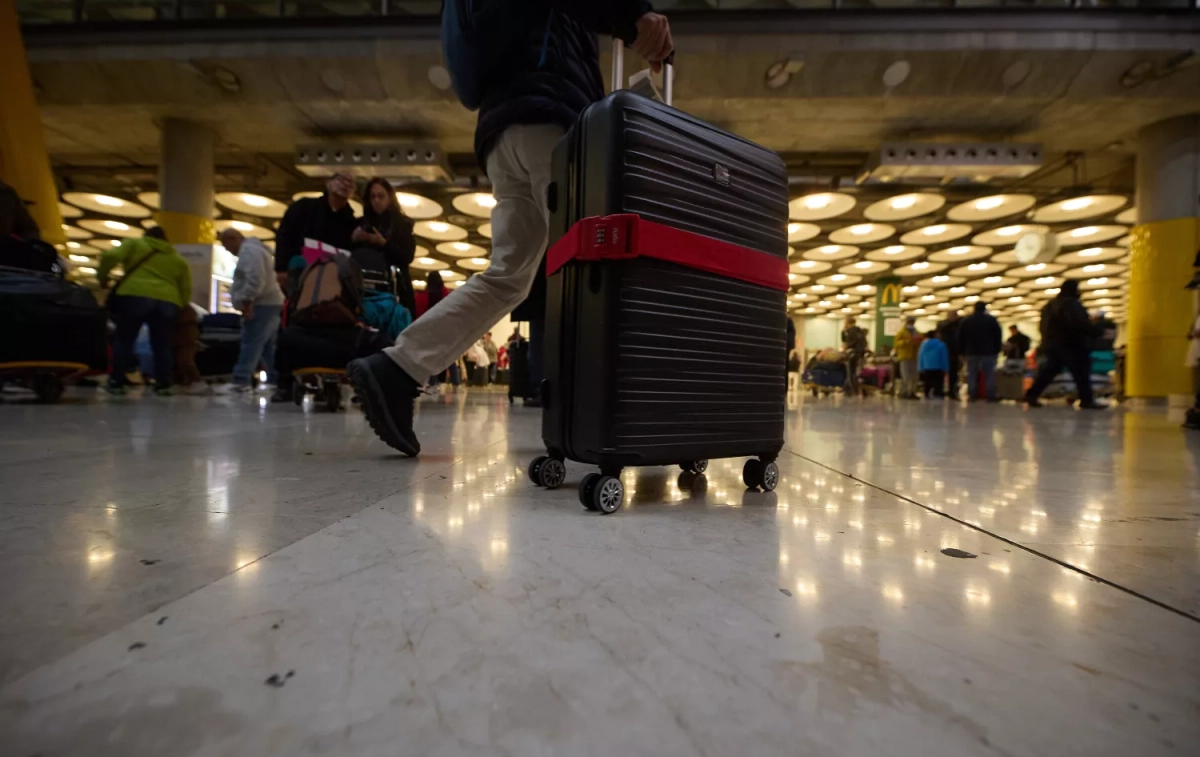 Un viajero español porta su maleta y se dispone a volar a un destino turístico / EUROPA PRESS - Jesús Hellín Un viajero español porta su maleta y se dispone a volar a un destino turístico / EUROPA PRESS - Jesús Hellín