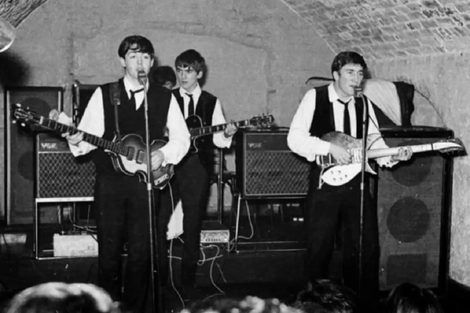 John Lennon, Paul McCartney, George Harrison y Pete Best tocando en The Cavern   YOUTUBE