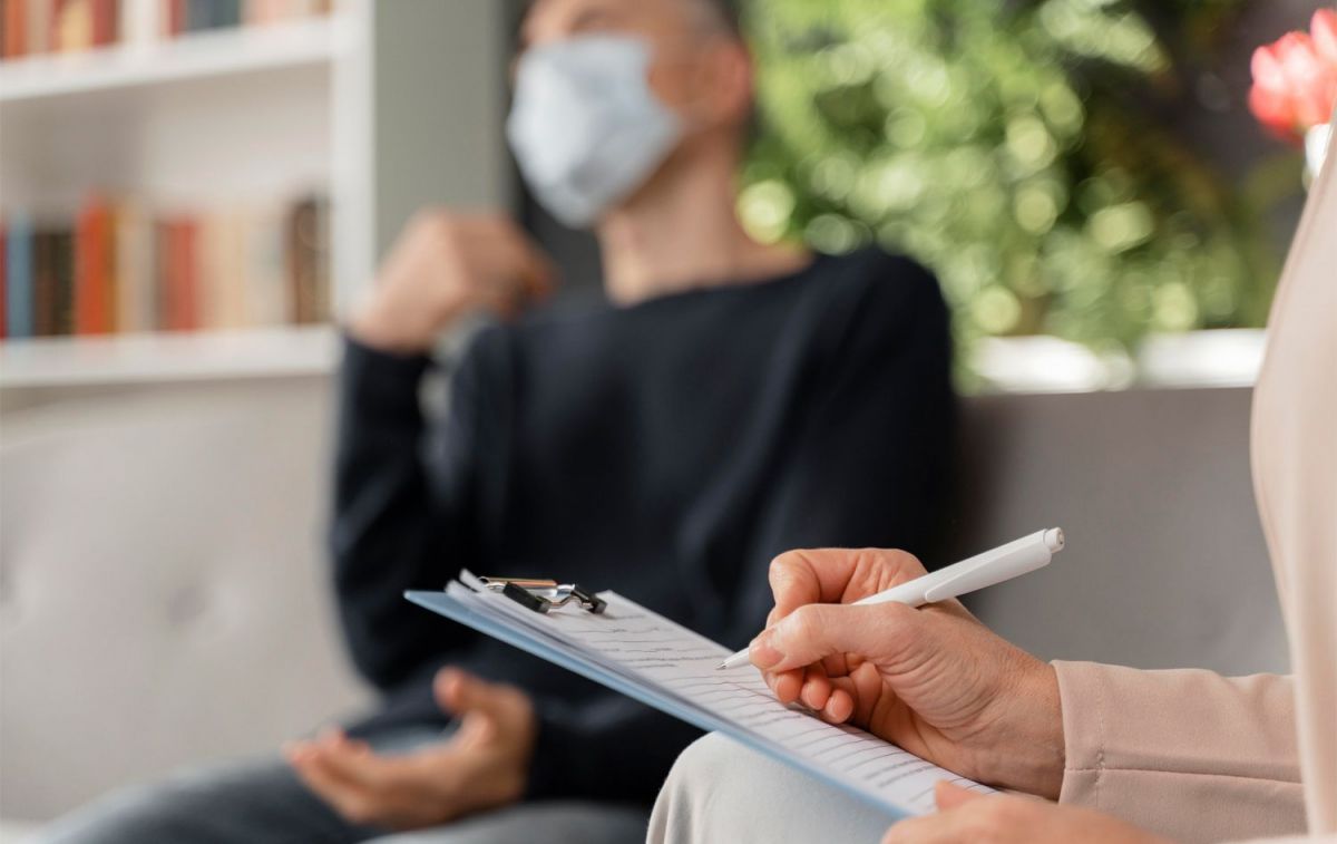 Varios pacientes en una consulta de psicología / FREEPIK Varios pacientes en una consulta de psicología / FREEPIK