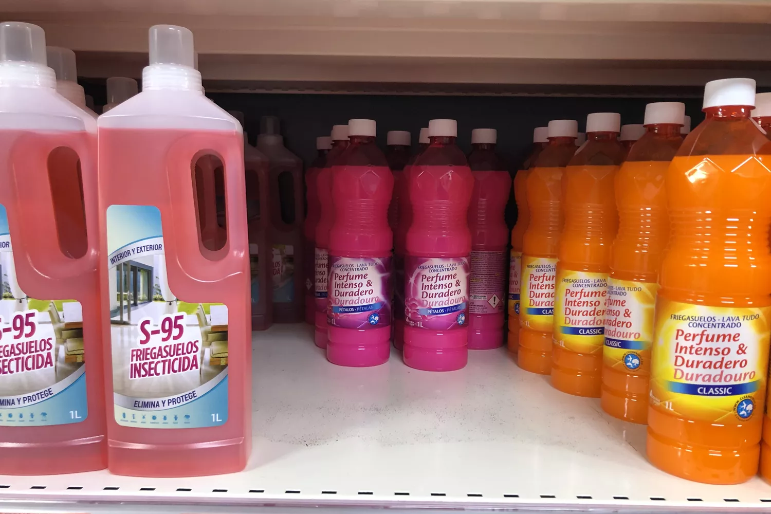 El friegasuelos perfumado de pétalos de Bosque Verde a la venta en Mercadona / TEO CAMINO