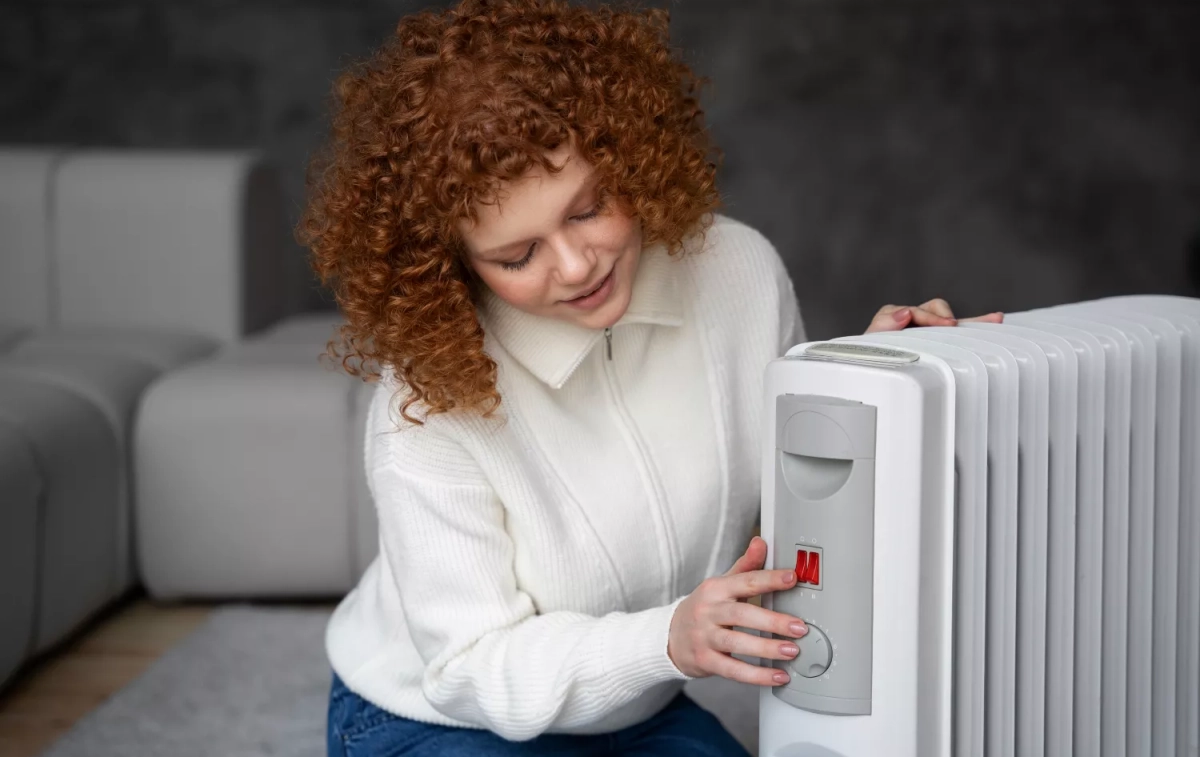 Una persona pone la calefacción a la temperatura mínima / FREEPIK