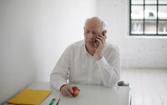 Una persona mayor llama al servicio de atención al cliente de una empresa PEXELS Una persona mayor llama al servicio de atención al cliente de una empresa PEXELS