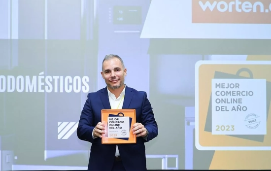 Gonçalo Carvalho con el premio al Mejor Comercio Online de 2023 / WORTEN Gonçalo Carvalho con el premio al Mejor Comercio Online de 2023 / WORTEN