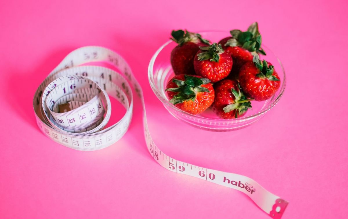 Un bol de fresas y cinta métrica / PEXELS