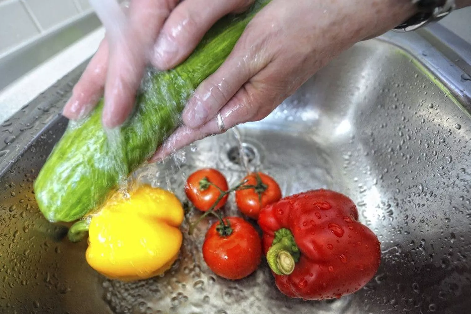 Uma pessoa limpa alimentos frescos / EFE