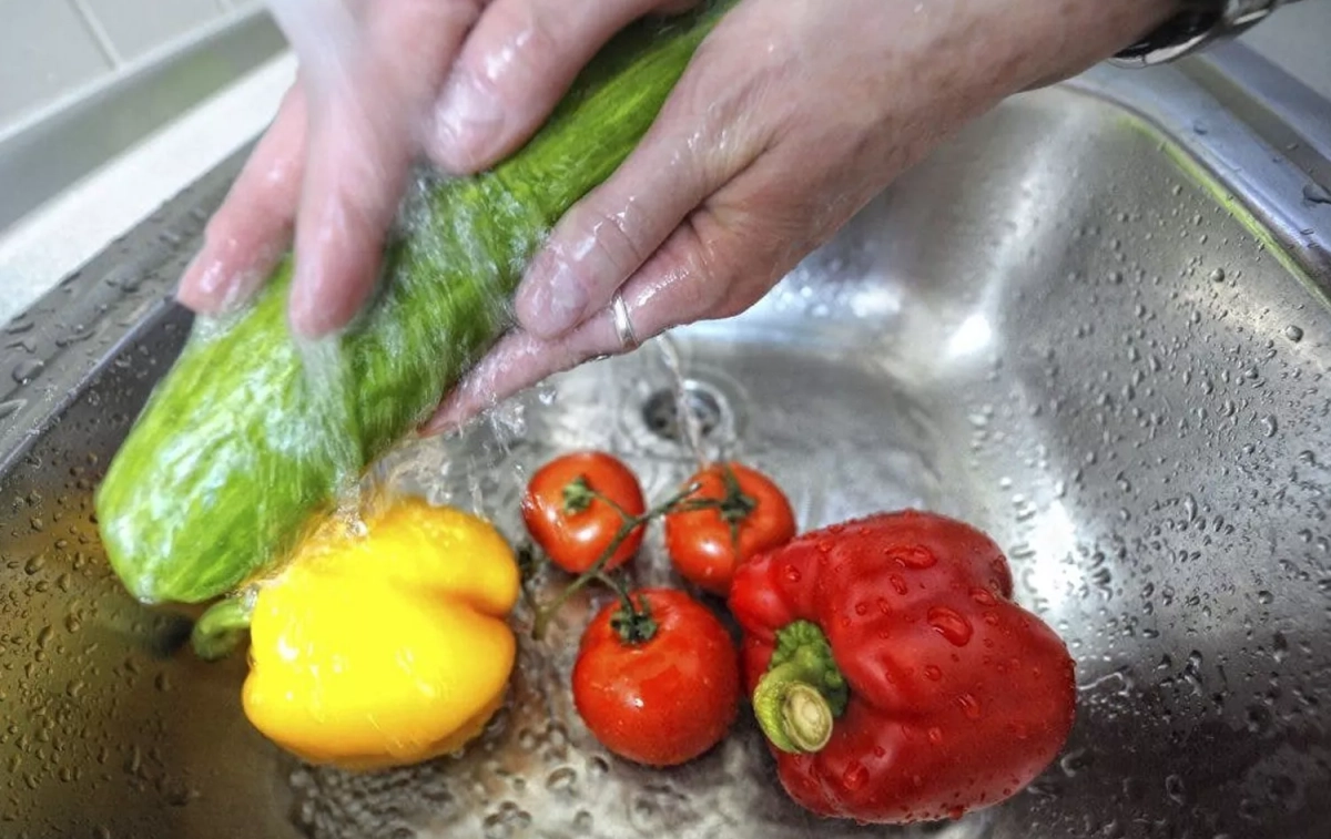 Una persona limpia alimentos frescos / EFE