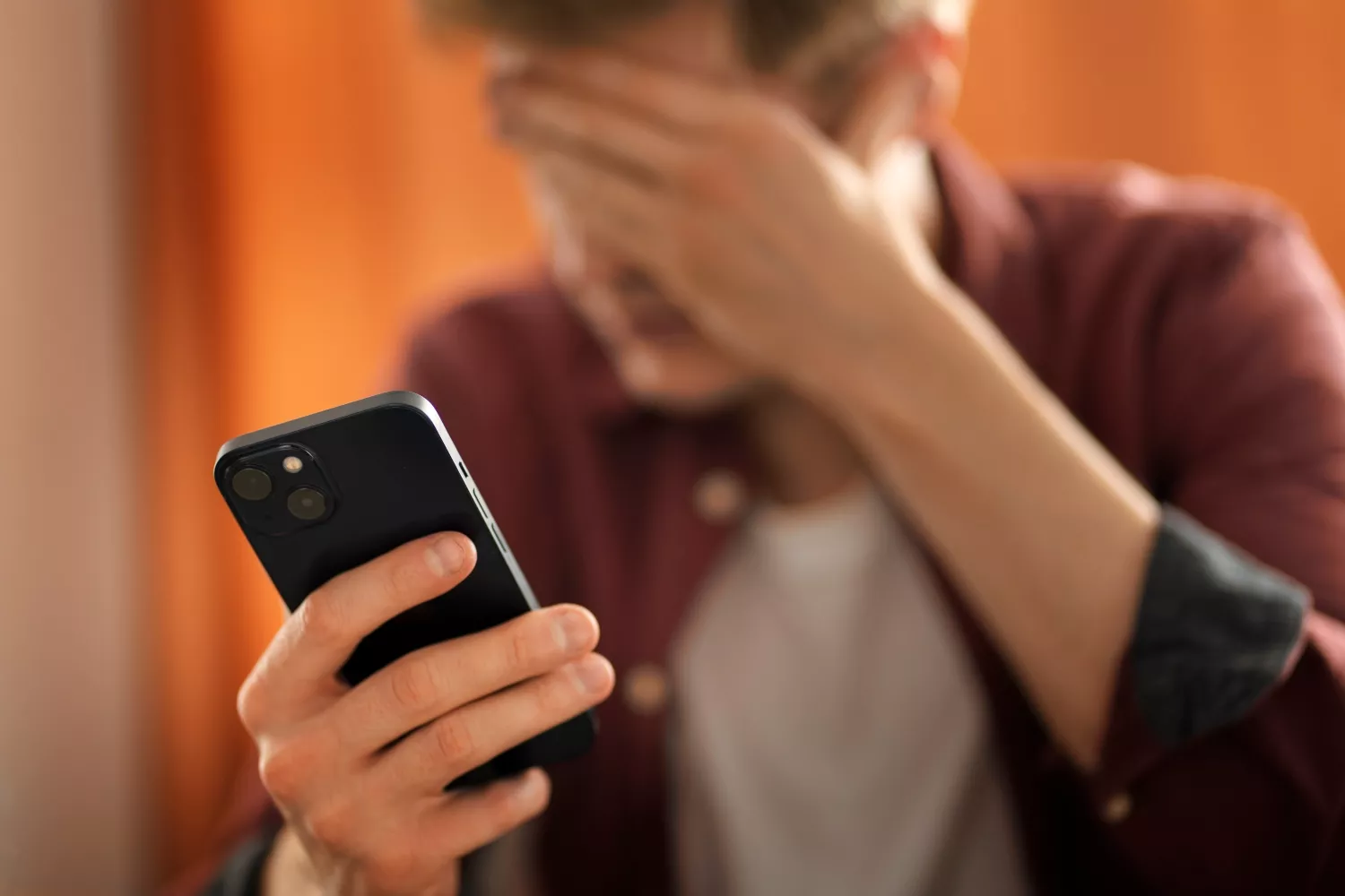 Un chico sufre una estafa a través de smishing / FREEPIK Un chico sufre una estafa a través de smishing / FREEPIK