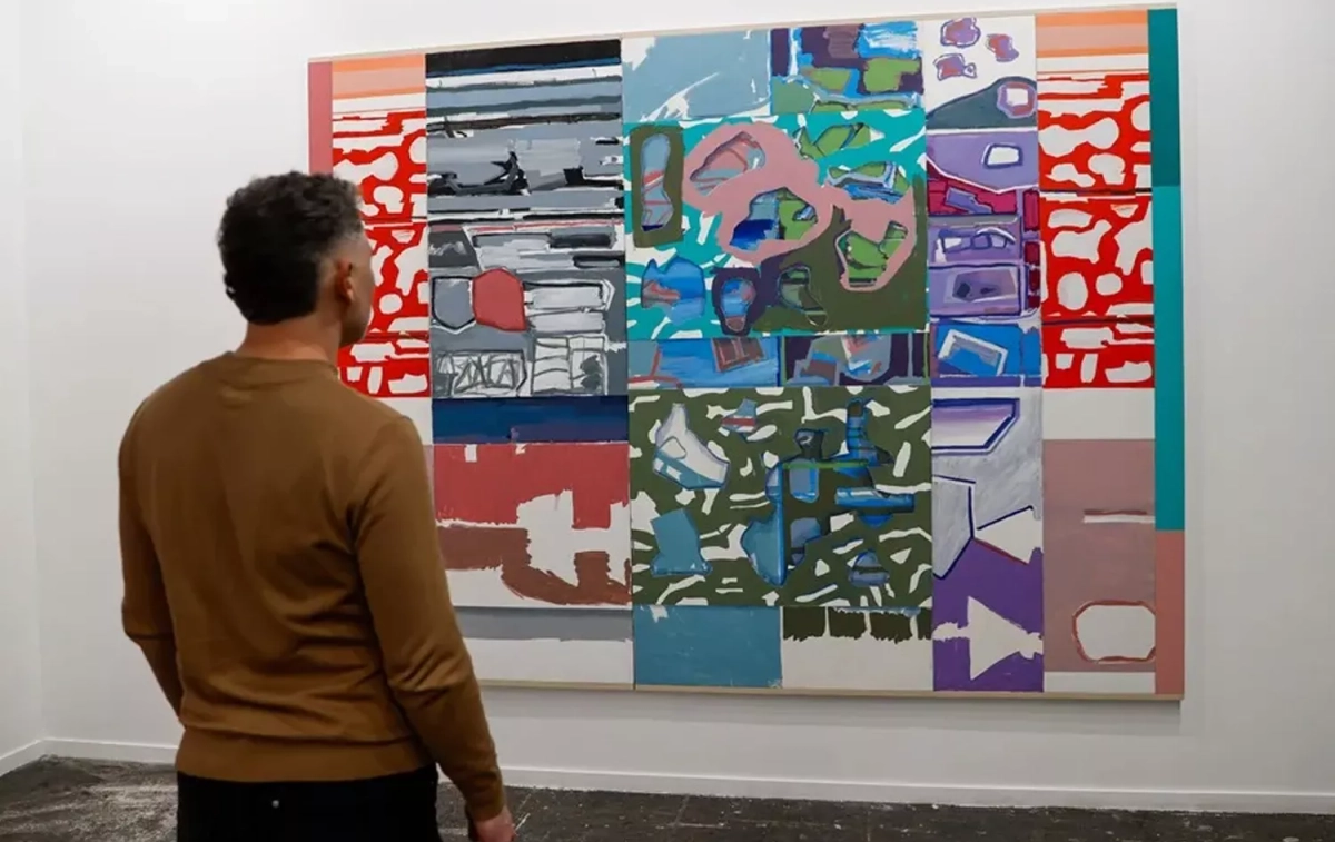 Una persona contempla una obra de arte en ARCO / EFE Una persona contempla una obra de arte en ARCO / EFE