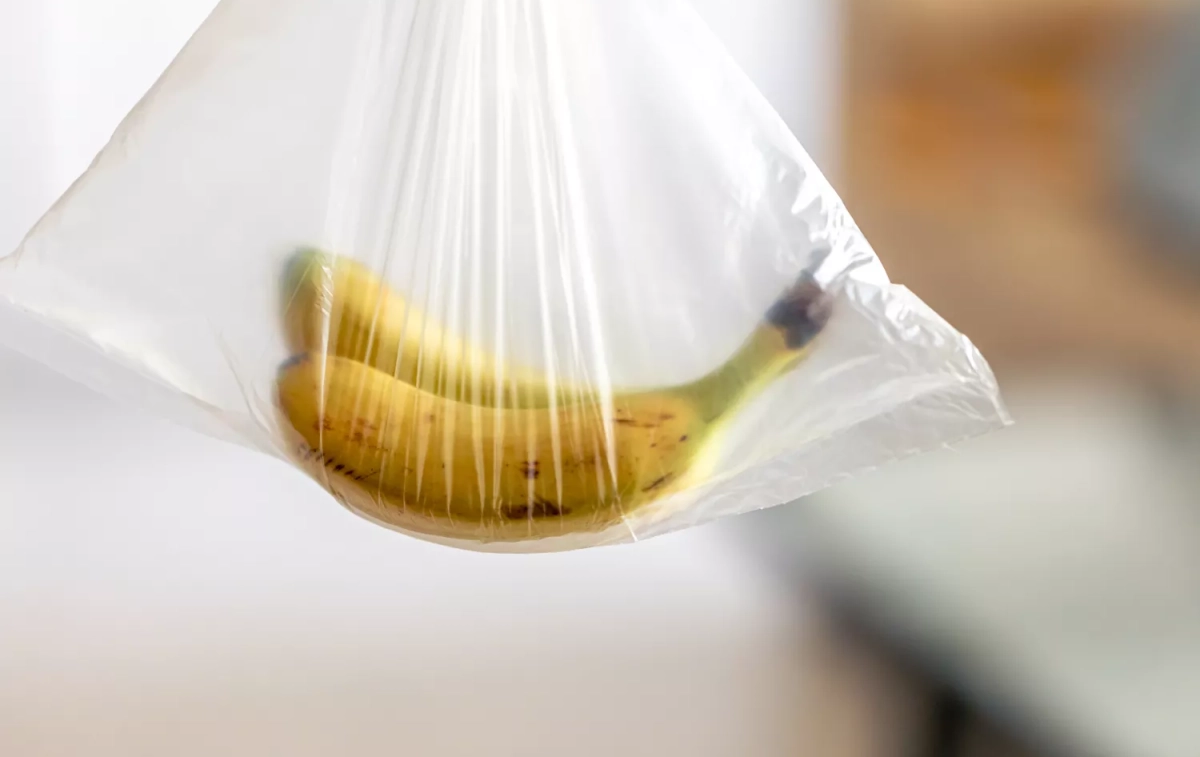 Plátano en una bolsa de plástico / FREEPIK - @pvproductions