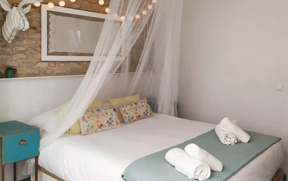 Una de las habitaciones del convento de las monjas de clausura de Santa María de Jesús AIRBNB Una de las habitaciones del convento de las monjas de clausura de Santa María de Jesús AIRBNB