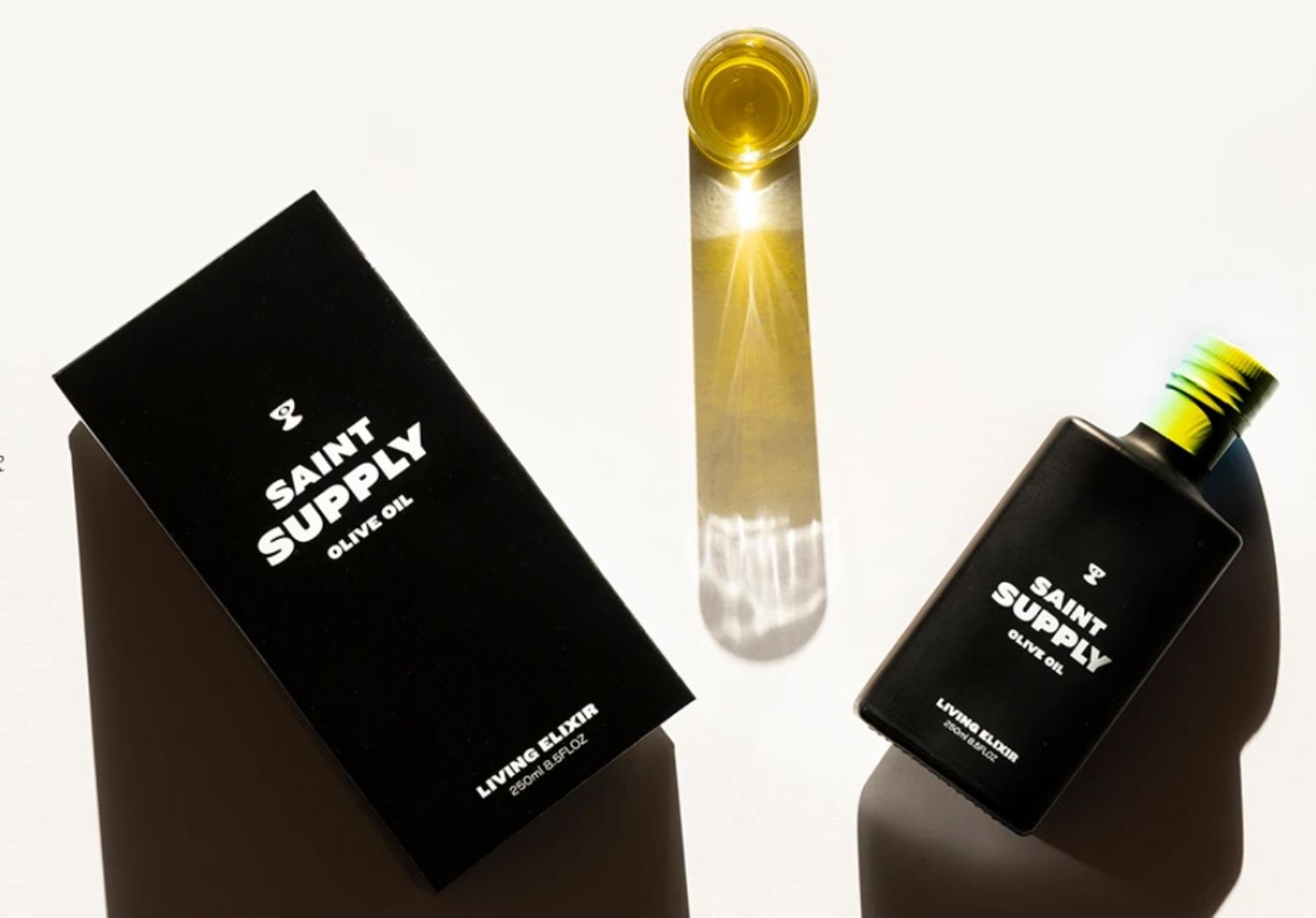 Un chupito, una caja y una botella del aceite de oliva las famosas / SAINT SUPPLY